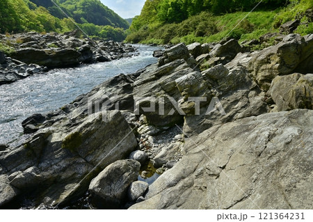 長瀞岩畳南端の小滝の瀬の流れ 121364231