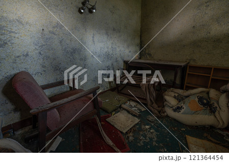 海沿いに残された廃ホテルの客室跡 121364454