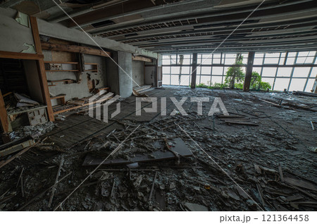 海沿いに残された廃ホテルの大広間跡 121364458