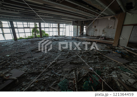 海沿いに残された廃ホテルの大広間跡 海沿いに残された廃ホテルの大広間跡 121364459