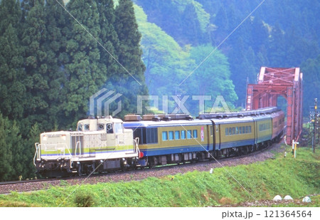 磐越西線を走るお座敷列車浪漫 121364564