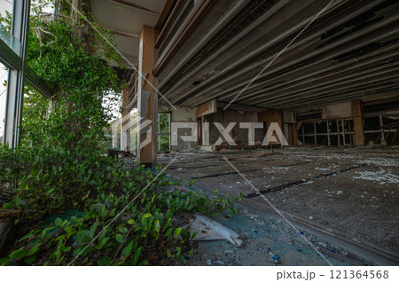 海沿いに残された廃ホテルの大広間跡 121364568