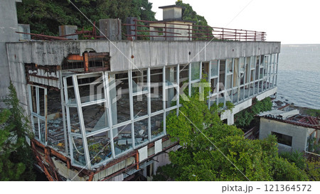 海沿いに残された廃ホテルのドローン撮影 121364572