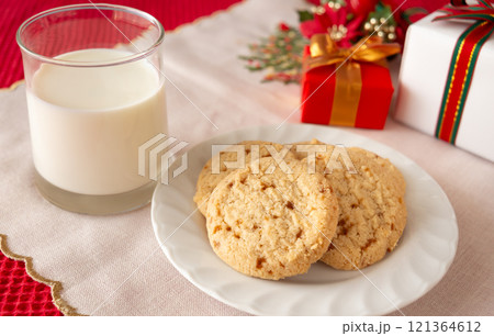 クッキーとミルクでサンタにお礼 サンタクロースにおもてなし クリスマス クッキーとミルクでサンタにお礼 サンタクロースにおもてなし クリスマス 121364612