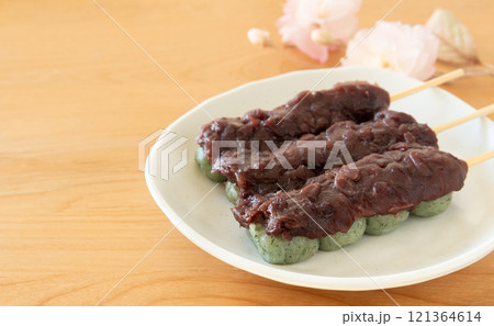 粒餡がのったよもぎ団子3本と桜 和菓子 粒餡がのったよもぎ団子3本と桜 和菓子 121364614