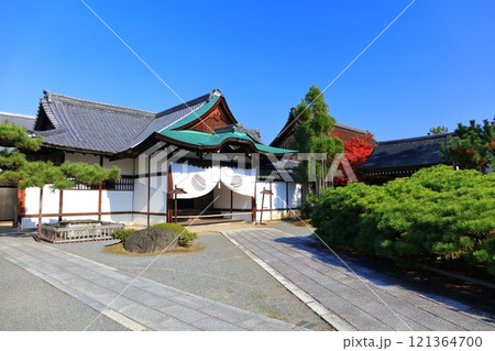 【京都府】快晴の大覚寺の式台玄関 121364700