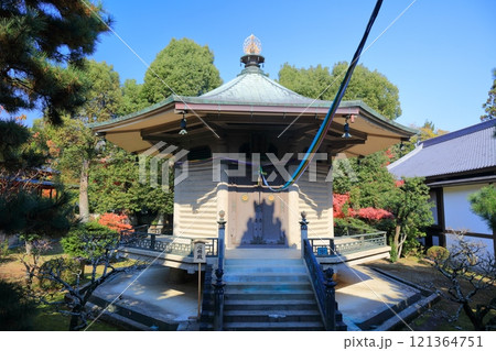 【京都府】快晴の大覚寺の勅封心経殿 【京都府】快晴の大覚寺の勅封心経殿 121364751