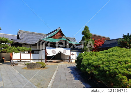 【京都府】快晴の大覚寺の式台玄関 【京都府】快晴の大覚寺の式台玄関 121364752
