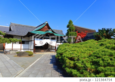 【京都府】快晴の大覚寺の式台玄関 121364754