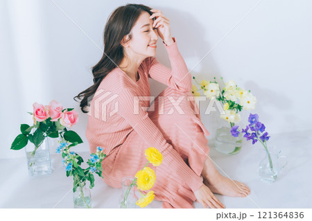 カラフルな花と若い女性　　 121364836