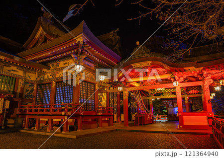 ライトアップされた祐徳稲荷神社の拝殿 ライトアップされた祐徳稲荷神社の拝殿 121364940