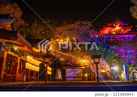 ライトアップされた祐徳稲荷神社 121364943