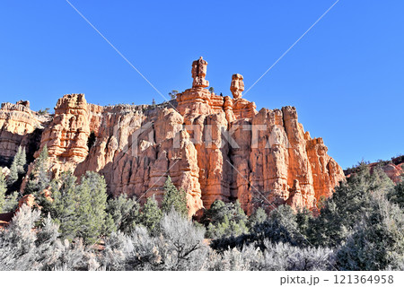 赤い砂岩の尖塔 レッドキャニオン 121364958