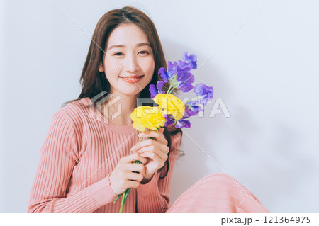 花束を持つ女性 121364975