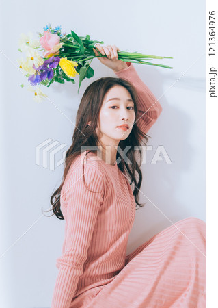 花束を持つ女性 花束を持つ女性 121364976