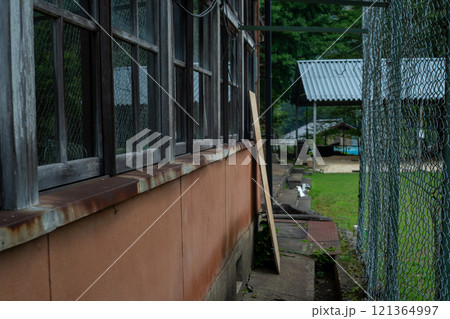 廃校になっている元京都市立大原小学校百井分校小学校を撮影したも 121364997