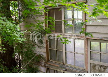 廃校になっている元京都市立大原小学校百井分校小学校を撮影したも 121365005