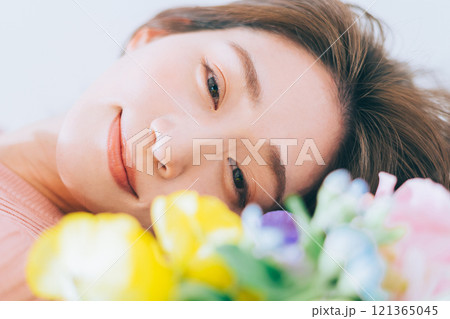 女性と花束 121365045