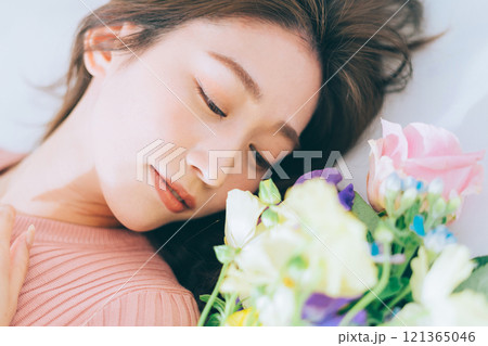 女性と花束 女性と花束 121365046