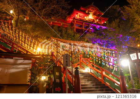 ライトアップされた祐徳稲荷神社 121365316