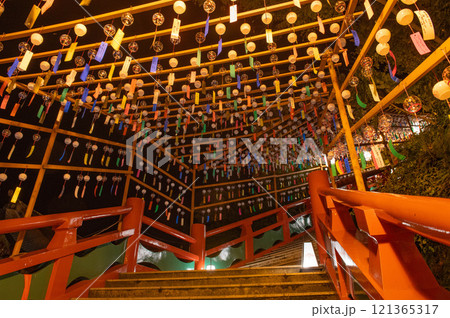 風鈴が飾られた祐徳稲荷神社の上り参道 121365317