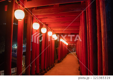 夜の祐徳稲荷神社の赤鳥居 121365319