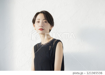 ショートヘアーの女性 ショートヘアーの女性 121365536