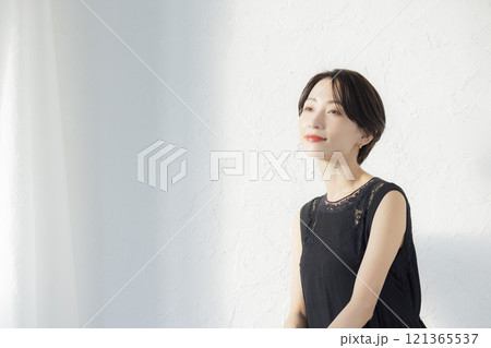 ショートヘアーの女性 121365537