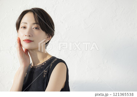 ショートヘアーの女性 121365538