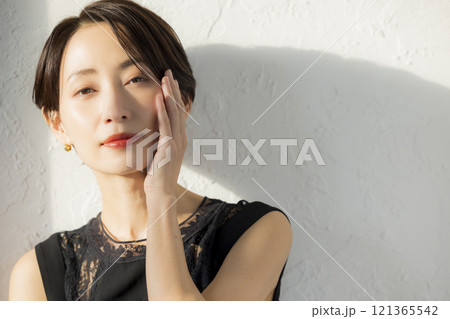 ショートヘアーの女性 ショートヘアーの女性 121365542