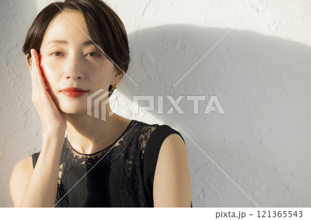 ショートヘアーの女性 ショートヘアーの女性 121365543