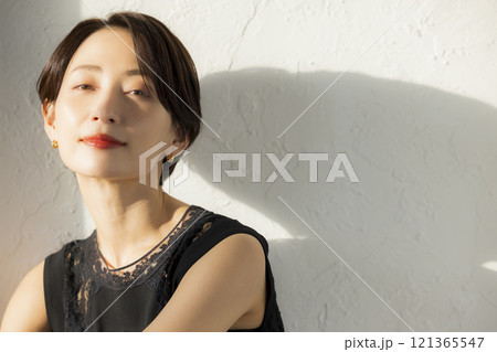 ショートヘアーの女性 ショートヘアーの女性 121365547