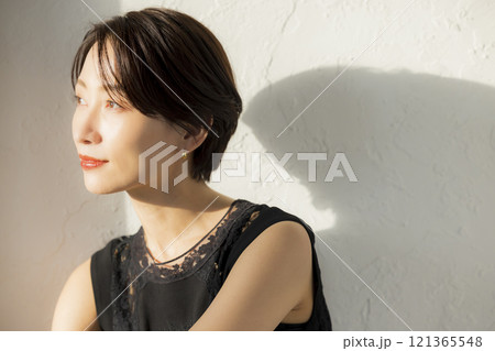 ショートヘアーの女性 ショートヘアーの女性 121365548