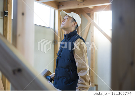 建築現場で働く男性 121365774