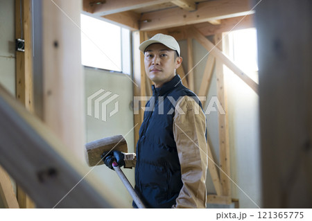 建築現場で働く男性 121365775