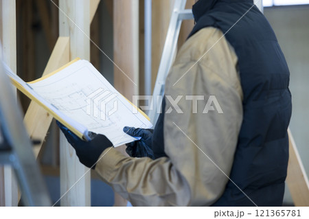 建築現場で働く男性 121365781