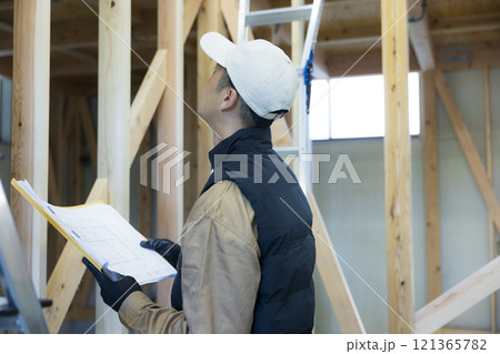建築現場で働く男性 建築現場で働く男性 121365782