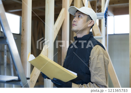 建築現場で働く男性 121365783