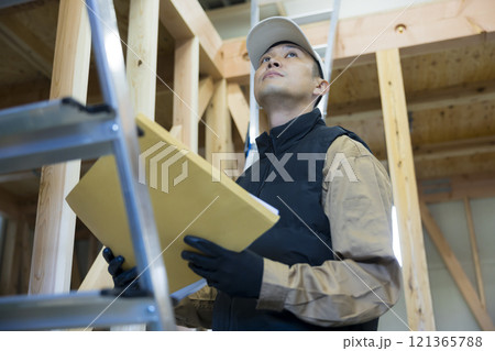 建築現場で働く男性 建築現場で働く男性 121365788