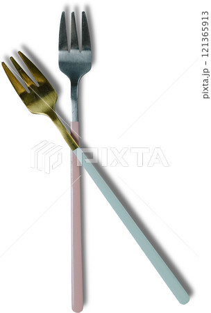 白背景のゴールドとシルバーのカラーハンドルフォークセット 121365913