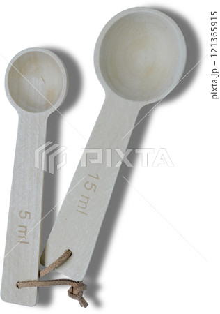 白背景の木製計量スプーンセット 121365915