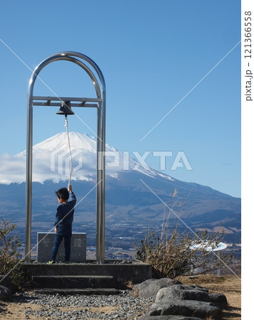 誓いの鐘と冬の富士山 121366558