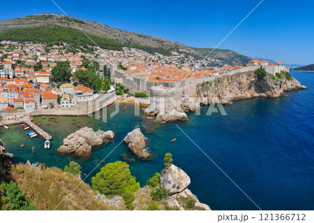 城壁から眺めるドゥブロブニクのとても美しい景色 121366712