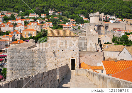 城壁から眺めるドゥブロブニクのとても美しい景色 城壁から眺めるドゥブロブニクのとても美しい景色 121366738