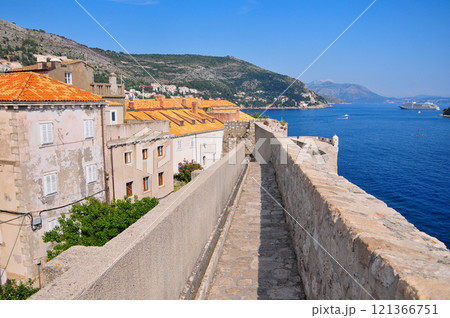 城壁から眺めるドゥブロブニクのとても美しい景色 121366751
