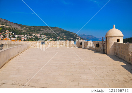 城壁から眺めるドゥブロブニクのとても美しい景色 城壁から眺めるドゥブロブニクのとても美しい景色 121366752