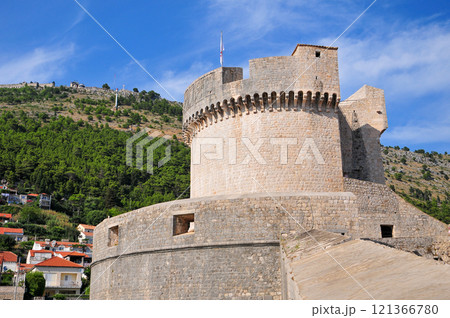 城壁から眺めるドゥブロブニクのとても美しい景色 121366780