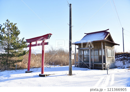 冬の北海道鹿部町で出来澗稲荷神社境内の風景を撮影 121366905
