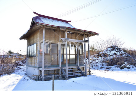 冬の北海道鹿部町で出来澗稲荷神社境内の風景を撮影 冬の北海道鹿部町で出来澗稲荷神社境内の風景を撮影 121366911