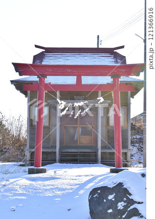 冬の北海道鹿部町で出来澗稲荷神社境内の風景を撮影 冬の北海道鹿部町で出来澗稲荷神社境内の風景を撮影 121366916